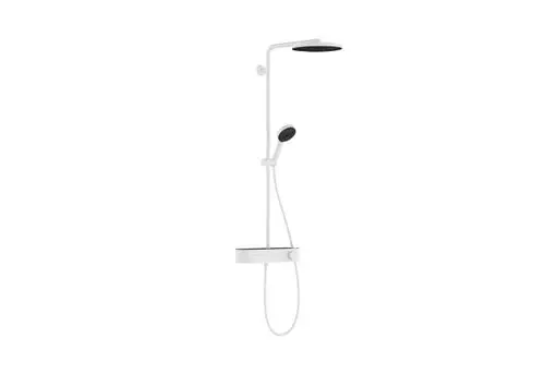 Weißer Hansgrohe Duschsystem mit feststehender und Handbrause. Die Handbrause ist flexibel montiert, der Wasserfluss wird über ein Bedienfeld geregelt. 
